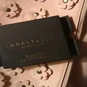 Anastasia Beverly hills blush trio- peachy love